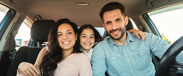 Familia con auto